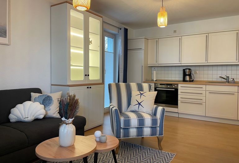 Wohnbereich mit Blick auf die Küchenzeile Wohnbereich mit Blick auf die Küchenzeile