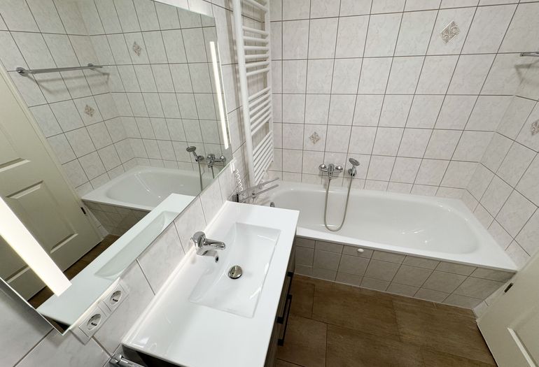 innenliegendes Badezimmer mit Waschbecken innenliegendes Badezimmer mit Waschbecken
