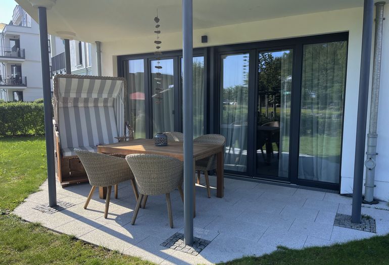 bestuhlte Terrasse mit Strandkorb