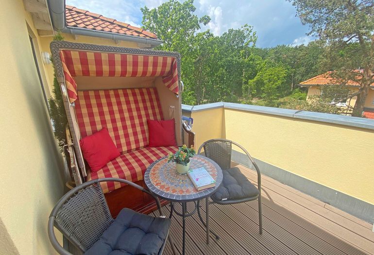 schöne Dachterrasse mit Stühlen und kleinem Tisch