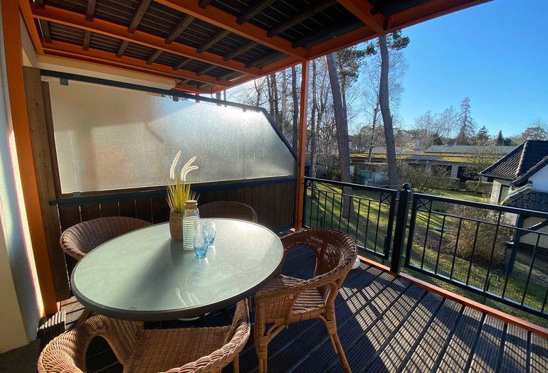 bestuhlter Balkon mit schönem Blick