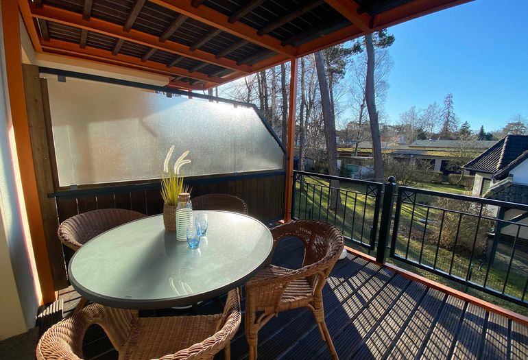 bestuhlter Balkon mit schönem Blick bestuhlter Balkon mit schönem Blick