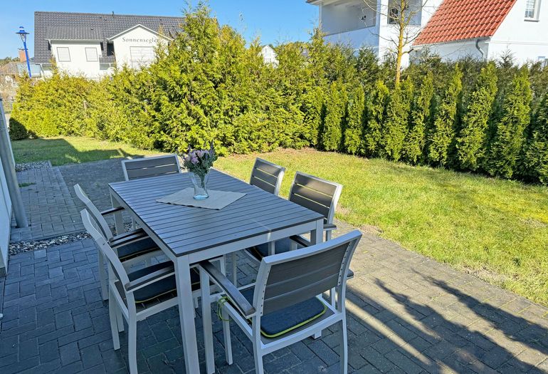 Terrasse mit Bestuhlung der Wohnung 01