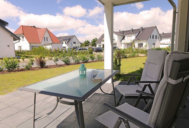 Blick von der bestuhlten Terrasse