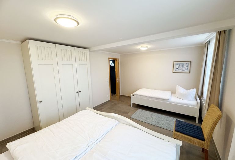 Schlafzimmer mit Doppelbett und Einzelbett Schlafzimmer mit Doppelbett und Einzelbett