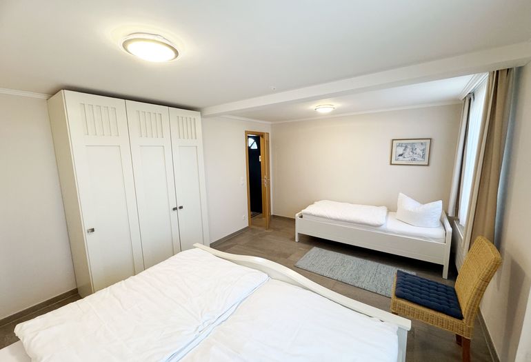 Schlafzimmer mit Doppelbett und Einzelbett