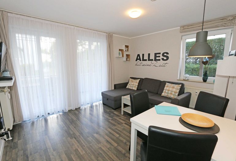 Wohnzimmer mit gemütlicher Couch