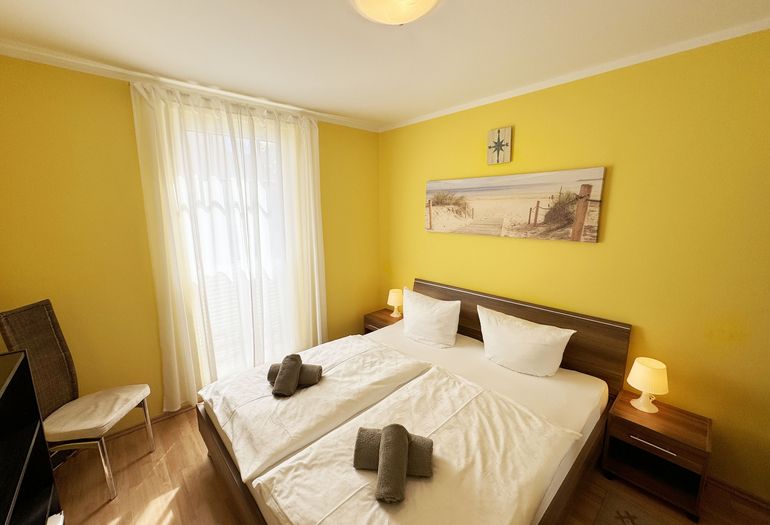 Schlafzimmer mit Doppelbett