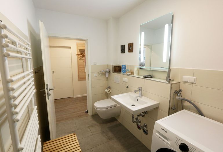 Badezimmer mit WC und Waschbecken