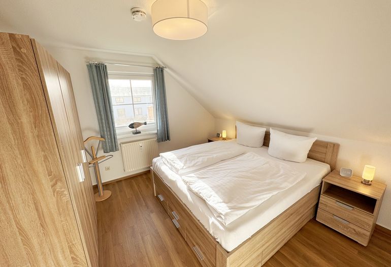 1. Schlafzimmer mit Doppelbett und Nachttischablagen 1. Schlafzimmer mit Doppelbett und Nachttischablagen