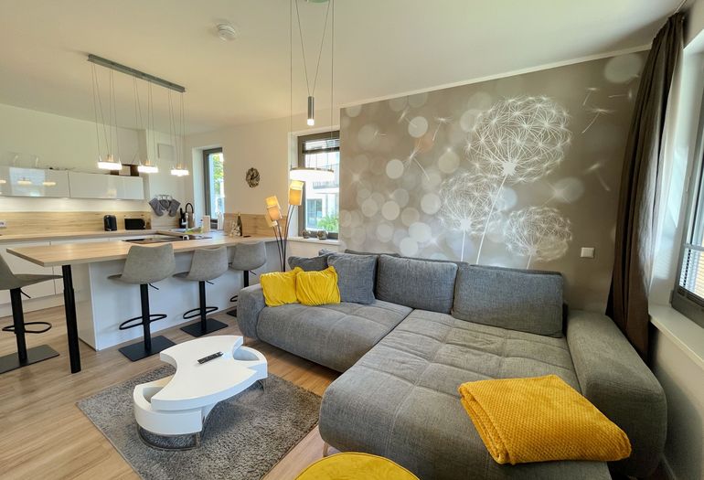 Wohnzimmer mit großer Couch