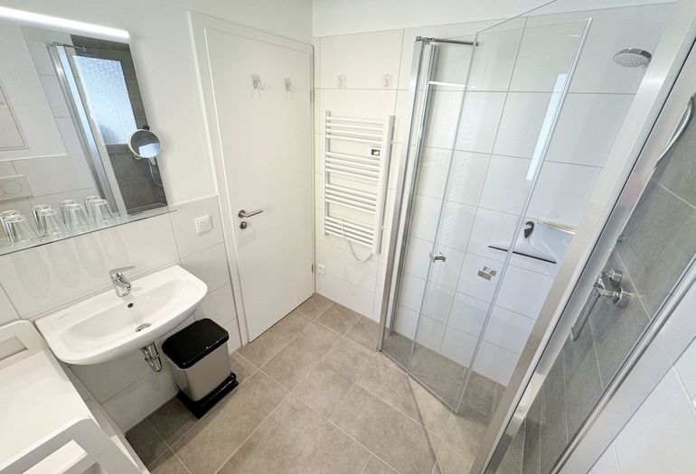 Badezimmer mit ebenerdiger Dusche