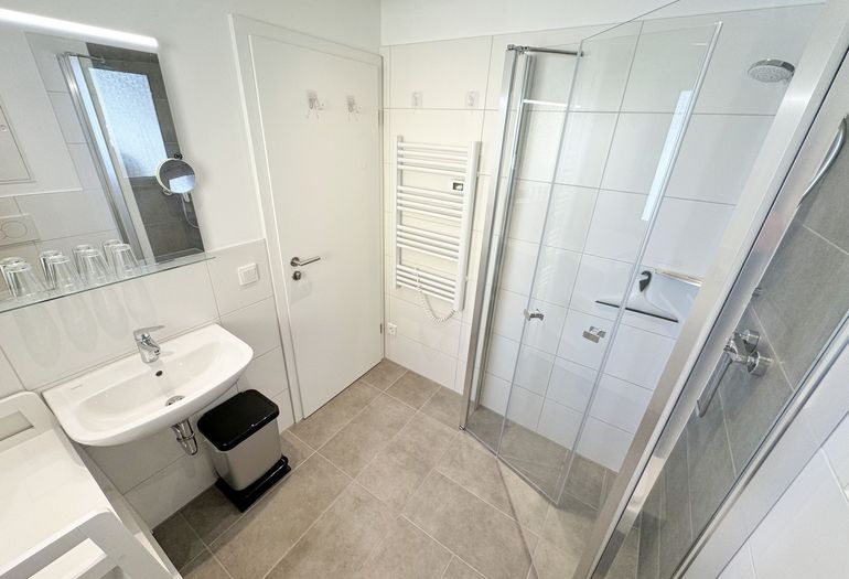 Badezimmer mit ebenerdiger Dusche