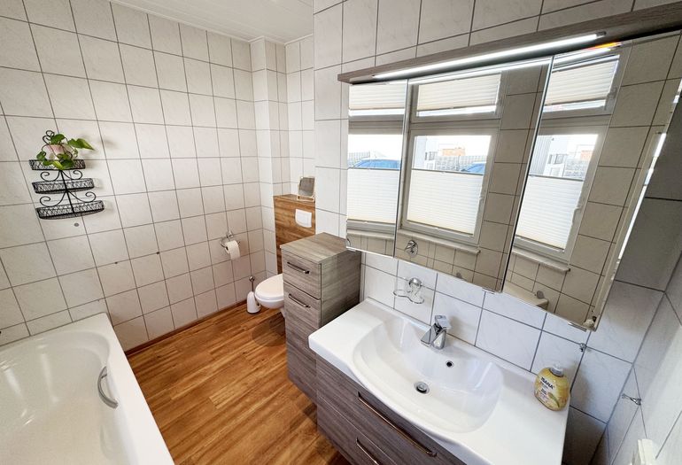 1.Badezimmer mit Waschbecken