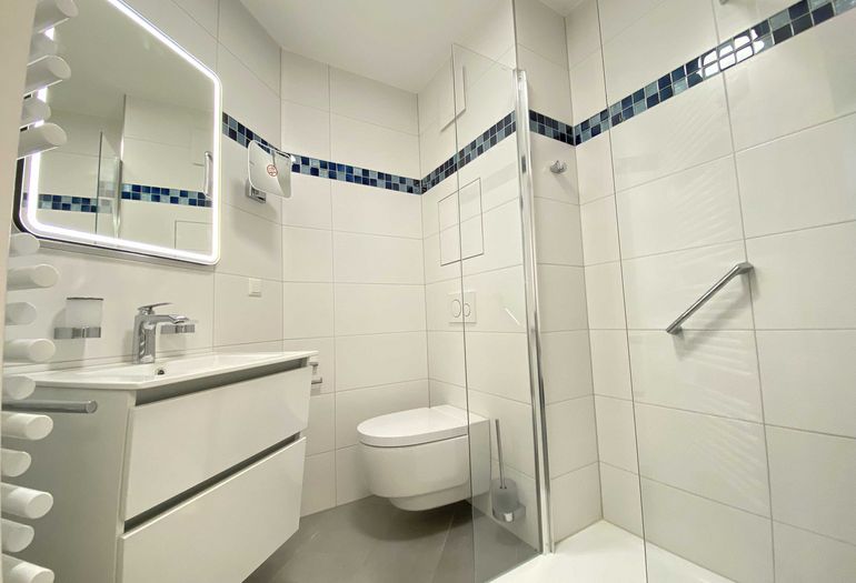 Badezimmer mit Dusche