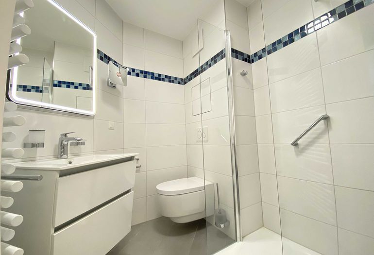 Badezimmer mit Dusche Badezimmer mit Dusche