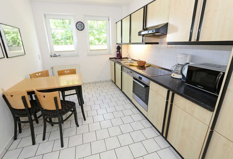 Küchenzeile mit Backofen