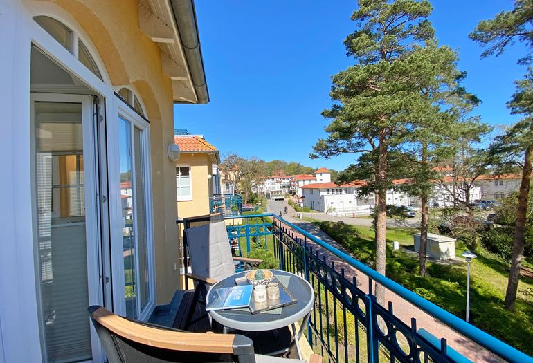 bestuhlter Balkon in ruhiger Lage