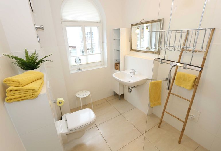 Badezimmer mit WC und Waschbecken