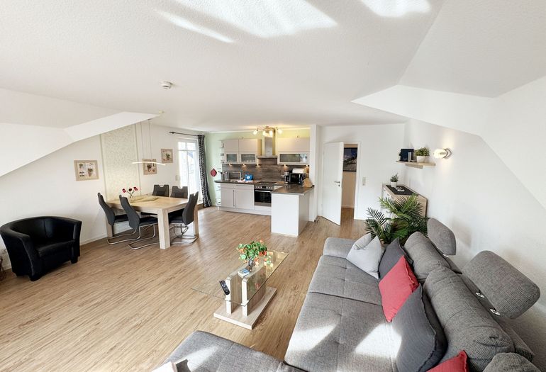 gemütlicher Wohn-und Essbereich mit Küchenzeile gemütlicher Wohn-und Essbereich mit Küchenzeile