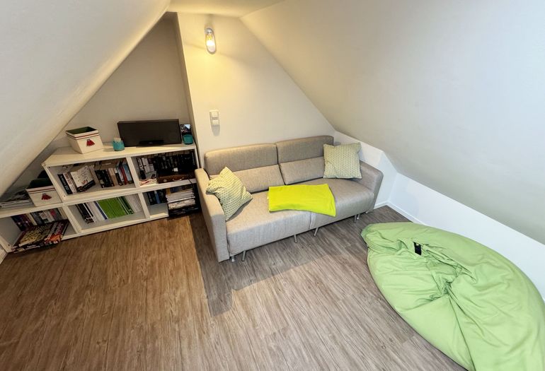 Auch eine Couch befindet sich in der Galerie im Dachgeschoss Auch eine Couch befindet sich in der Galerie im Dachgeschoss
