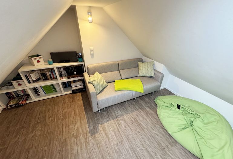 Auch eine Couch befindet sich in der Galerie im Dachgeschoss Auch eine Couch befindet sich in der Galerie im Dachgeschoss