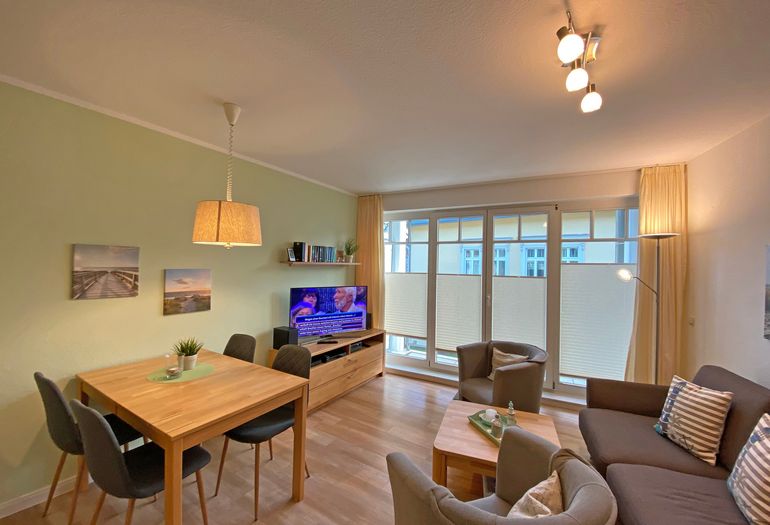 Wohnzimmer mit Esstisch Wohnzimmer mit Esstisch