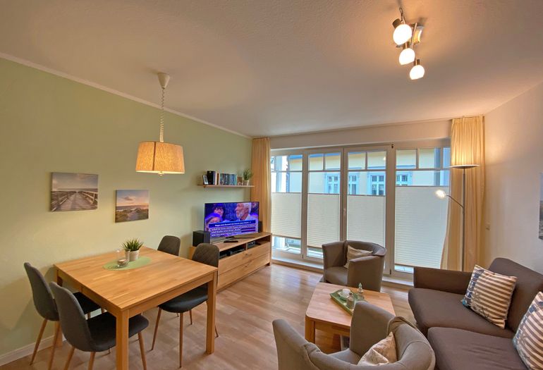 Wohnzimmer mit Esstisch