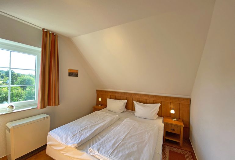 Schlafzimmer mit Doppelbett