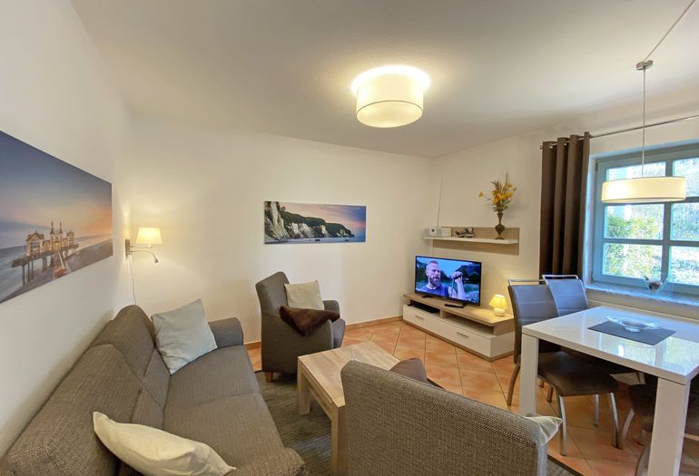 Wohnzimmer mit gemütlicher Couch