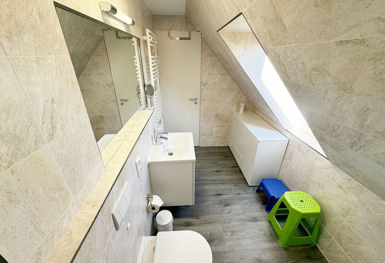 Badezimmer mit Fenster