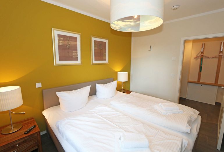 1. Schlafzimmer mit Kleiderschrank 1. Schlafzimmer mit Kleiderschrank