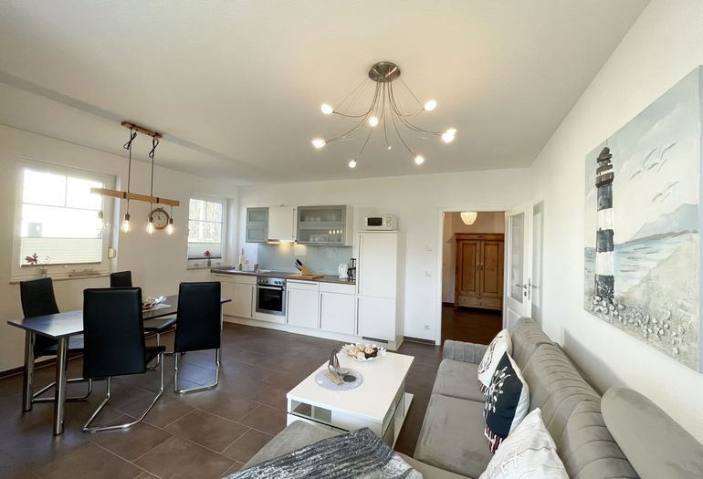 Wohnbereich mit Blick auf die Küche