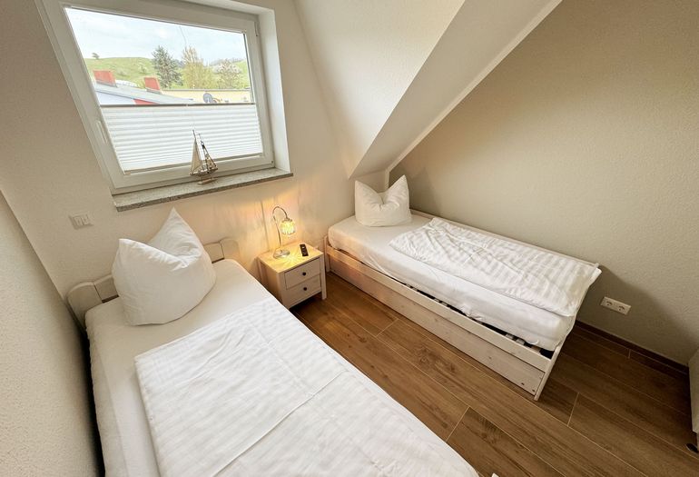 kleines gefliestes Schlafzimmer