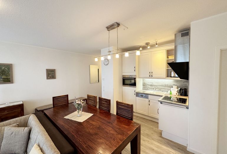 Blick auf den Essbereich und die moderne Couch