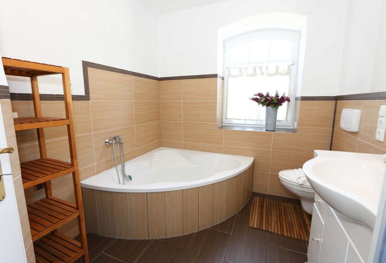 Badezimmer mit Badewanne Badezimmer mit Badewanne