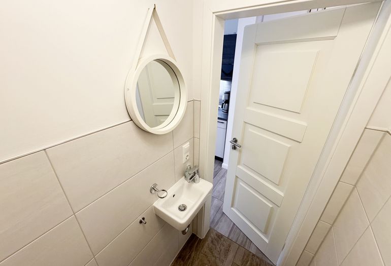 innenliegendes Gäste-WC mit Waschbecken