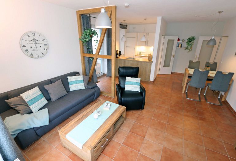 Wohnzimmer mit Blick zum Essbereich Wohnzimmer mit Blick zum Essbereich