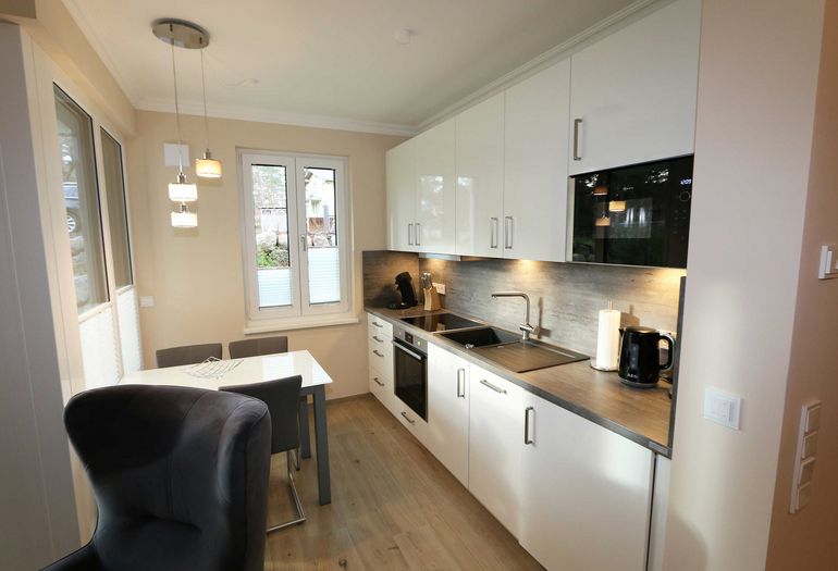 moderne Küche mit Esstisch für gemeinsames Essen