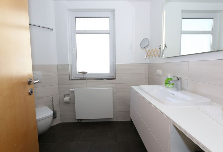 modernes Badezimmer mit Dusche modernes Badezimmer mit Dusche