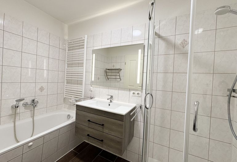 innenliegendes Badezimmer mit Waschbecken