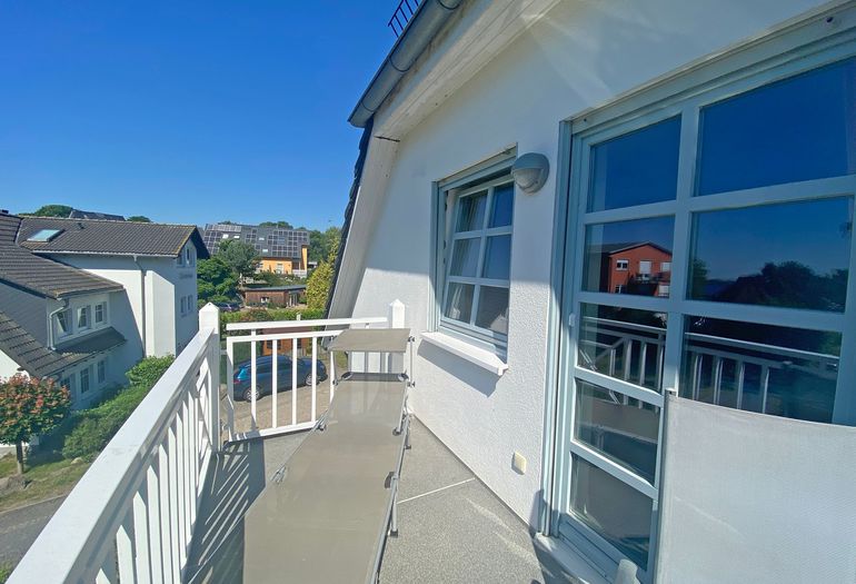 bestuhlter Balkon mit Sonnenliege