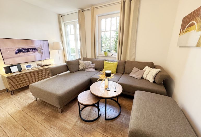 Wohnzimmer mit gemütlicher Couch