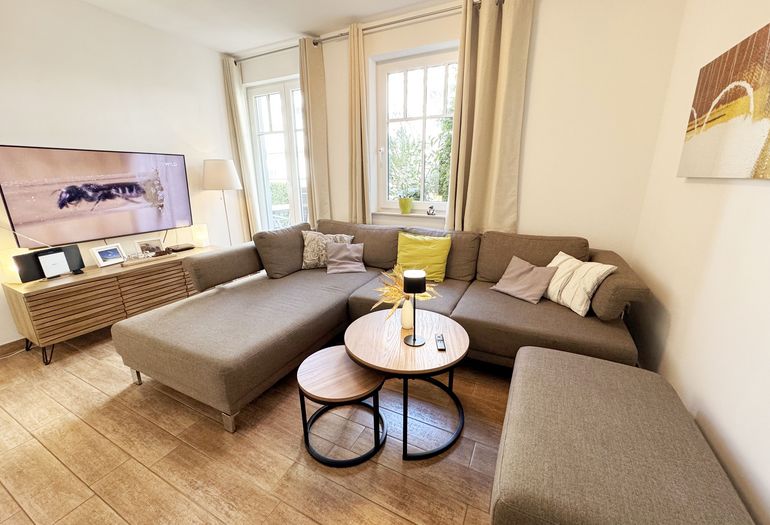 Wohnzimmer mit gemütlicher Couch