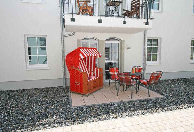 Terrasse mit Strandkorb