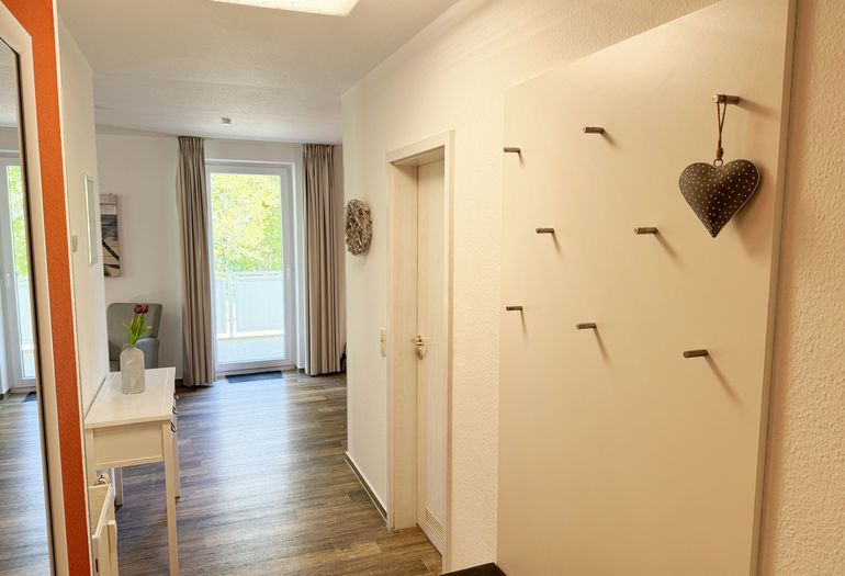 Flurbereich mit Zugang zum Bad Flurbereich mit Zugang zum Bad