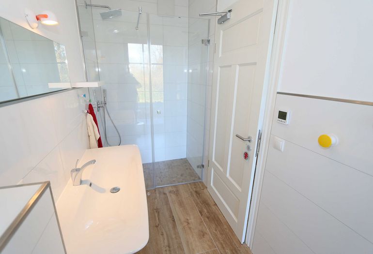 modernes Badezimmer mit Waschbecken modernes Badezimmer mit Waschbecken