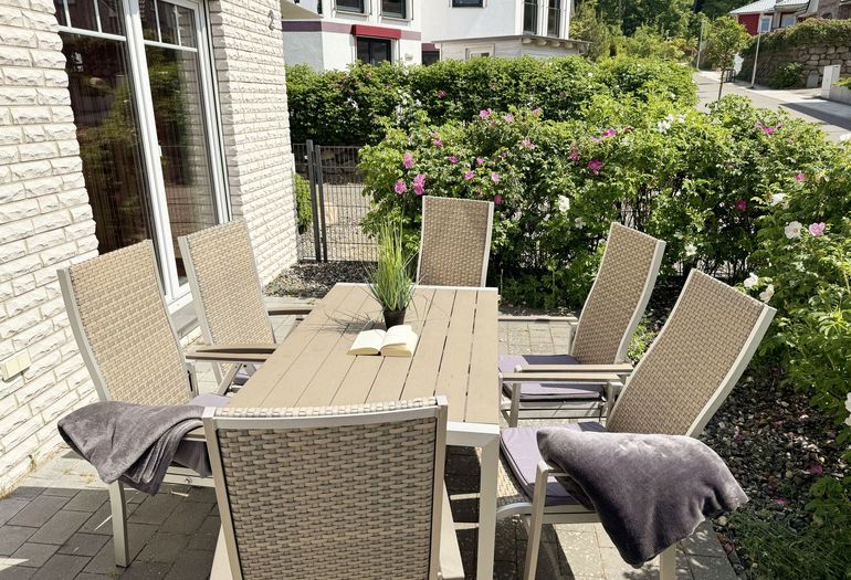 Verschiedene Ansichten von der bestuhlten Terrasse
