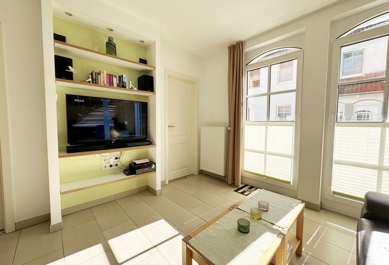 gemütliches Wohnzimmer mit Smart-TV