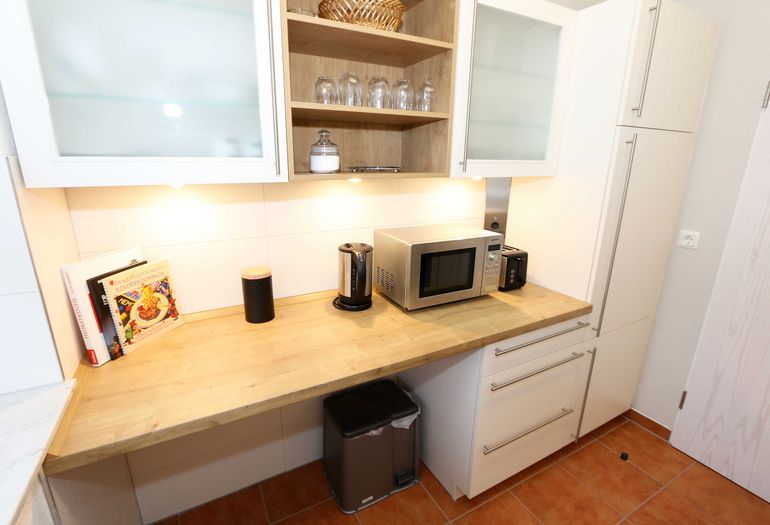 moderne Küchenzeile mit Mikrowelle moderne Küchenzeile mit Mikrowelle